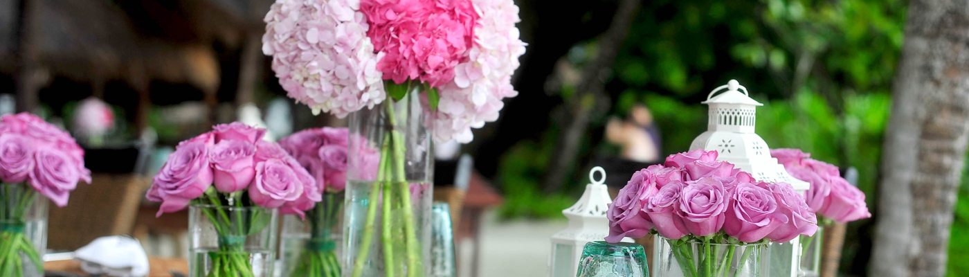 Table with pink bouquets of flowers